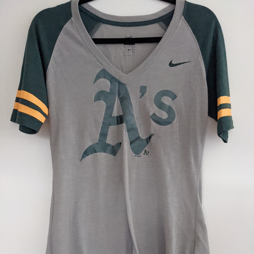 ✅Nike women’s medium Oakland As baseball tee